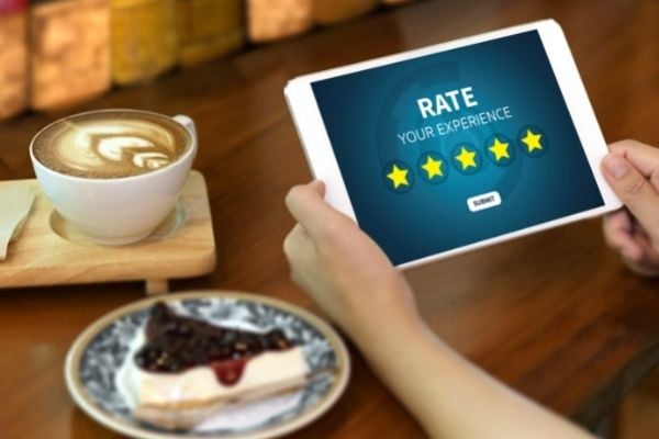 customer rates restaurant meal using online review site